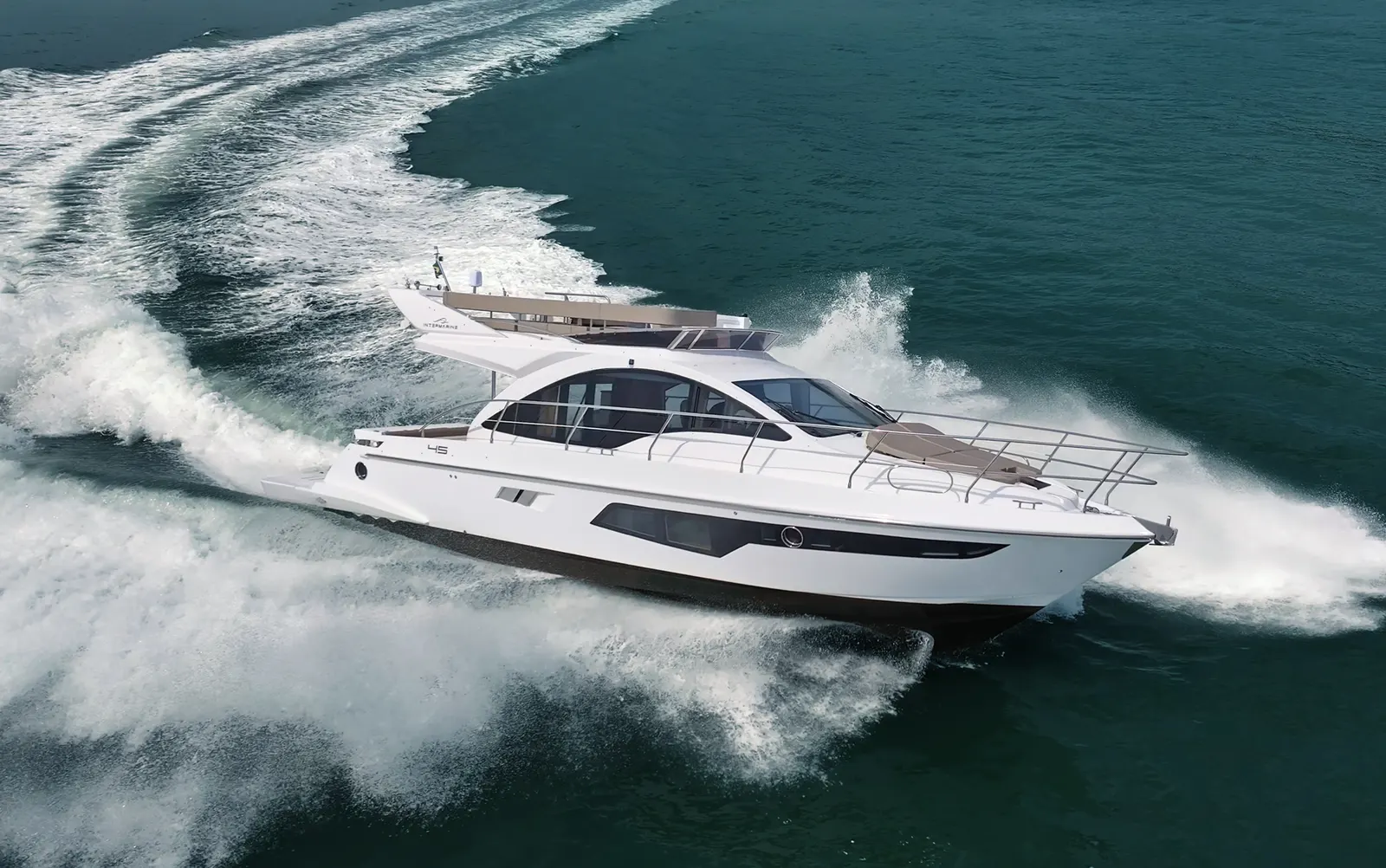 Intermarine 45 — navegando, o casco inteiro à vista, fotografia de acervo do estaleiro