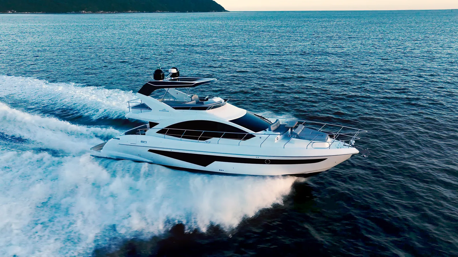 Intermarine 60 — navegando, o casco inteiro à vista, fotografia de acervo do estaleiro