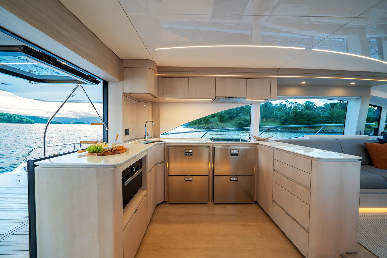 Intermarine 640HDF — o interior, fotografia de acervo do estaleiro