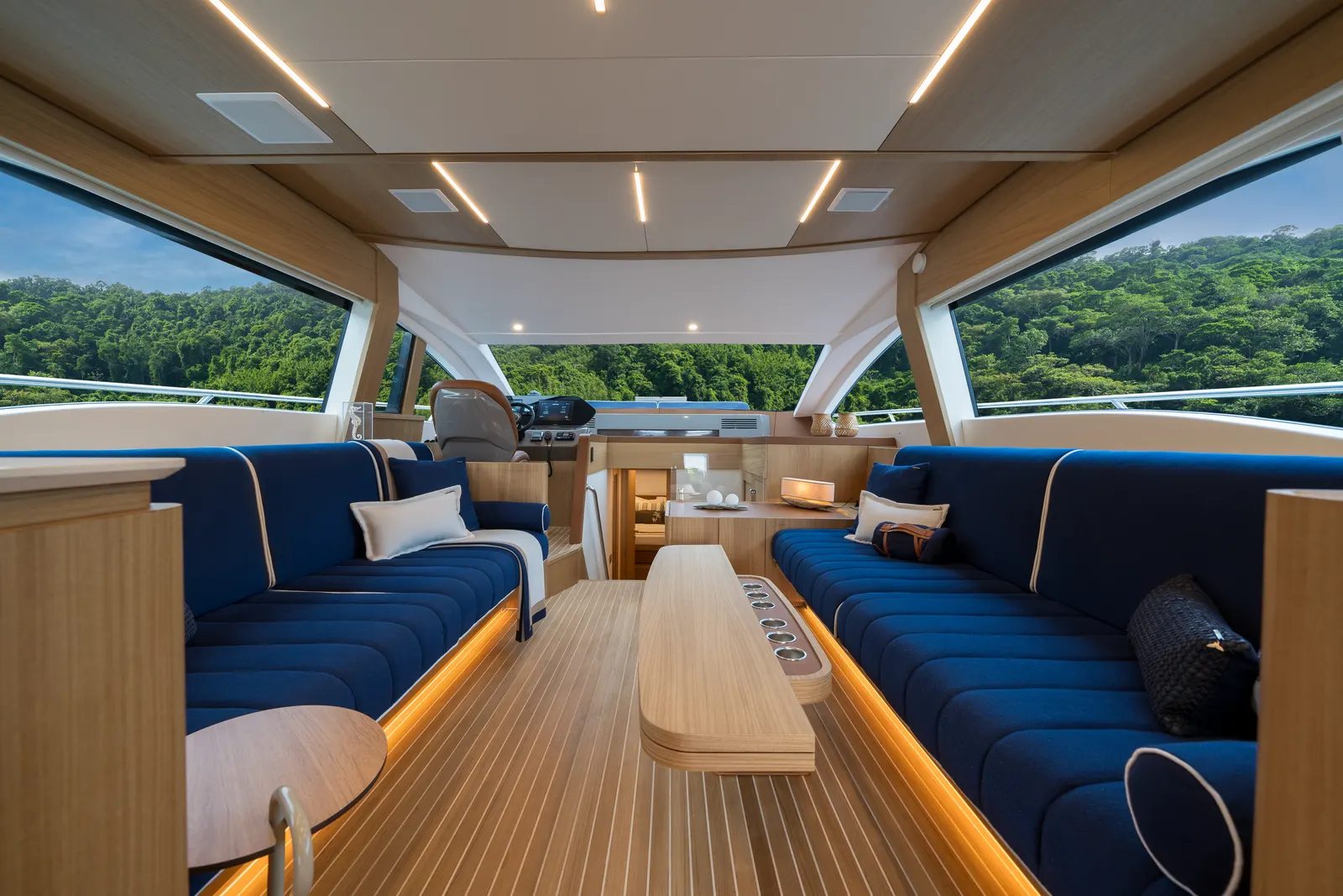 Intermarine 70 — o interior, fotografia de acervo do estaleiro