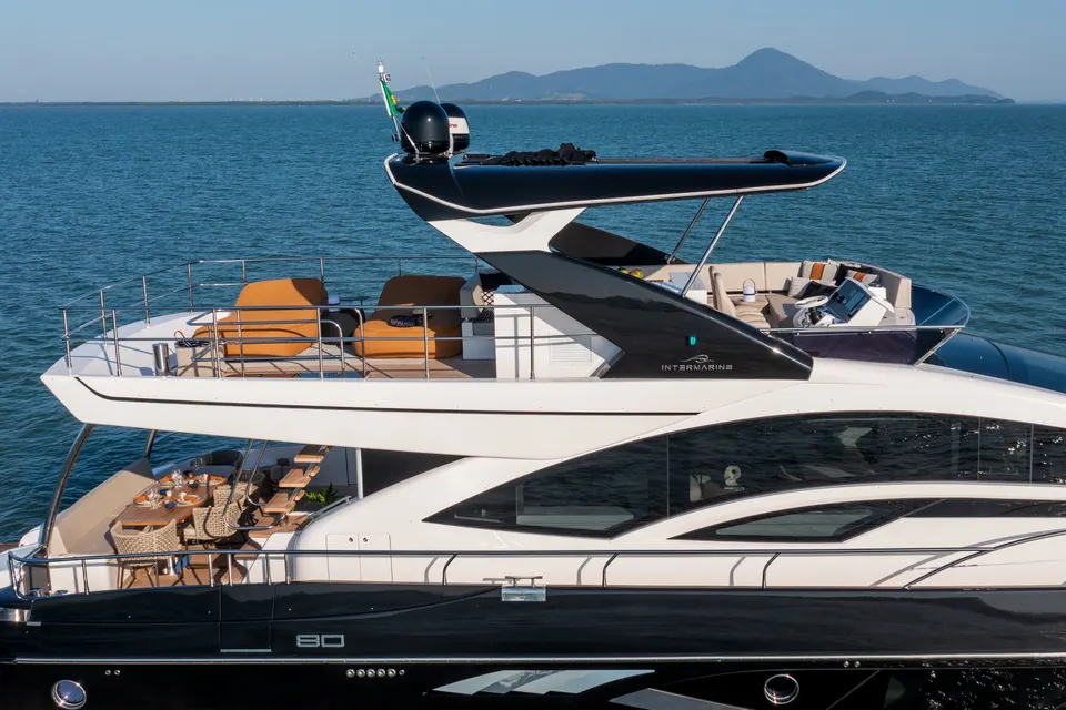 Intermarine 80 navegando