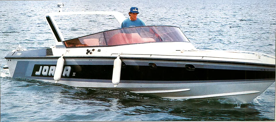 A Joana II, a Intermarine Panther 33 de Ayrton Senna, navegando com o nome pintado no costado